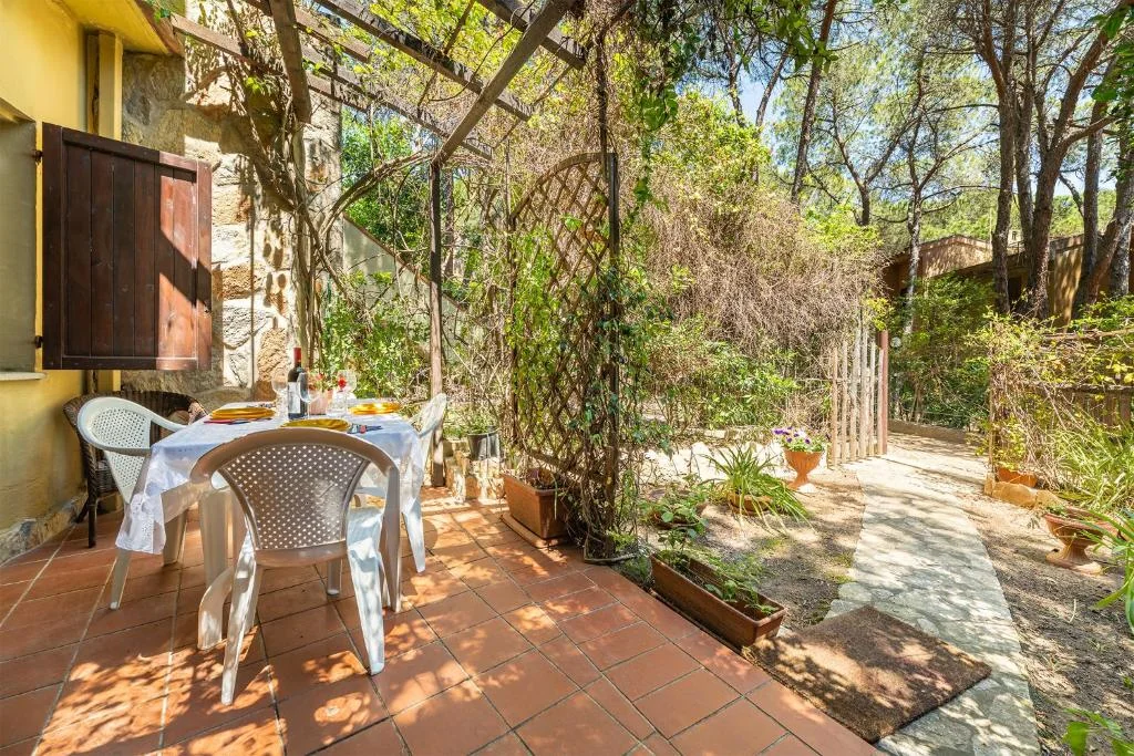 Veranda di Casa Nola e giardino mediterraneo
