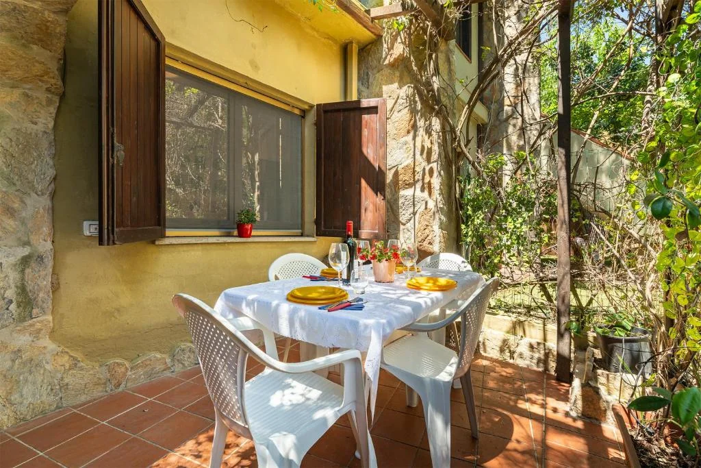 Casa Nola — tavolo in veranda