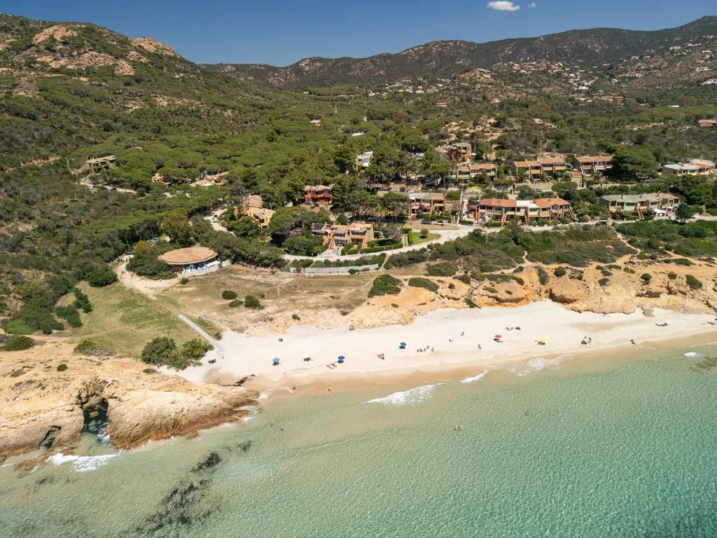Letecký pohled na pobřeží Pinus Village na Sardinii
